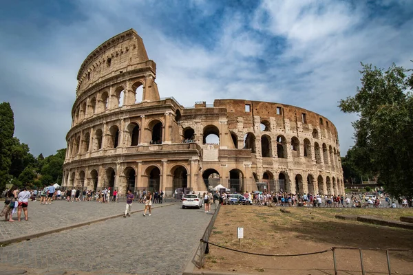 Roma, İtalya - 22 Haziran 2022: Kolezyum 'un ve etrafındaki yerlerin dış görünüşü