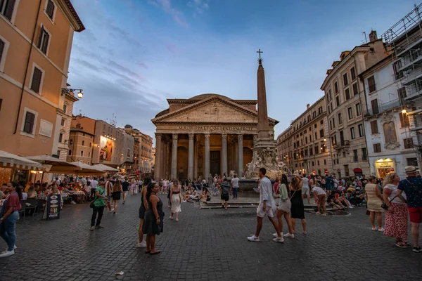 Rome Italie Juin 2022 Touristes Marchant Près Ancien Temple Romain — Photo