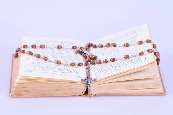 Ancient bible with rosary — Stock Photo, Image