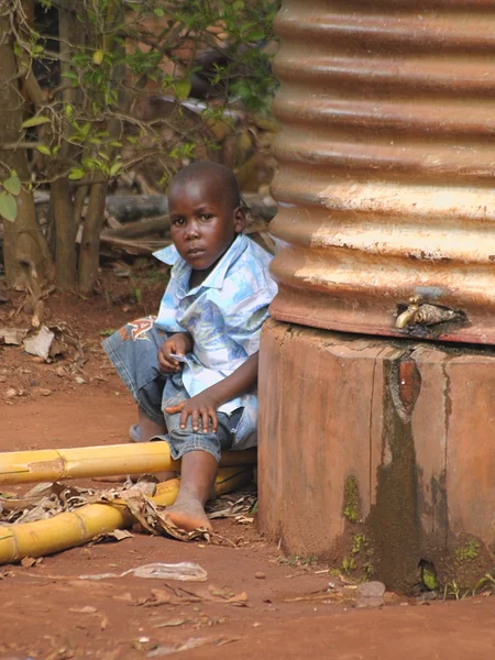 su deposu oturan çocuk