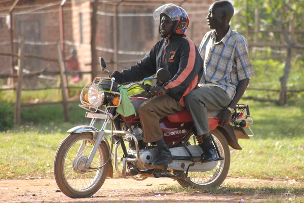 Männer auf einem Motorrad — Stockfoto