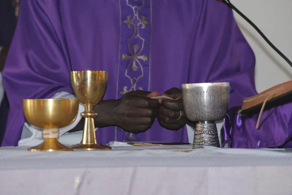 The priest who celebrates Holy Mass — Stock Photo, Image
