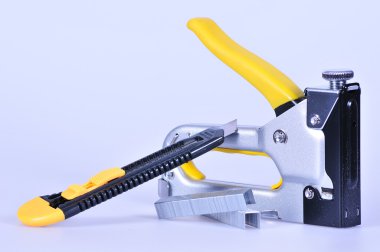 Çelik Tel zımba ve bıçak izole