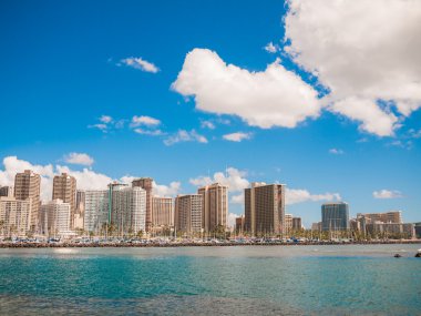 Honolulu, hawaii - 2 Şubat: waikiki yat kulübü ile binaların ala moana beach park manzarası