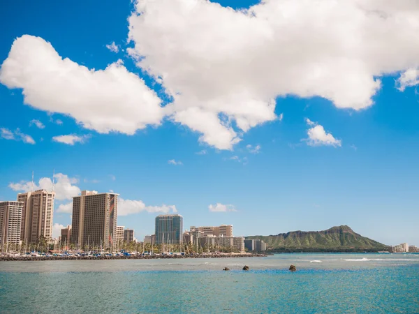 HONOLULU, HAWAII - FEB 2: Vista del club náutico Waikiki desde el parque de playa Ala Moana con edificios detrás — Foto de Stock