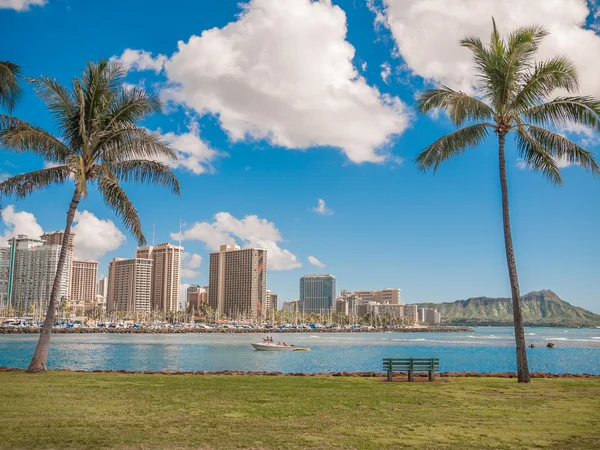 HONOLULU, HAWAII - 2 FÉVRIER : Vue du Yacht club Waikiki depuis le parc de la plage d'Ala Moana avec des bâtiments derrière — Photo