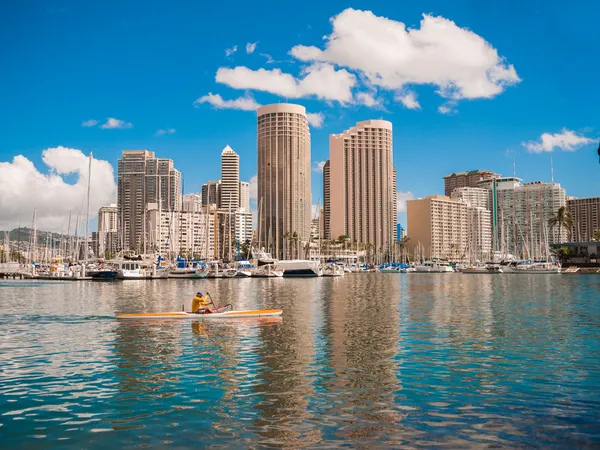 HONOLULU, HAWAII - FEB 2: View of Waikiki Yacht club from Ala Moana beach park with buildings behind — Stock Photo, Image