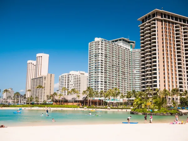 Vista do edifício em torno da praia de Waikiki — Fotografia de Stock
