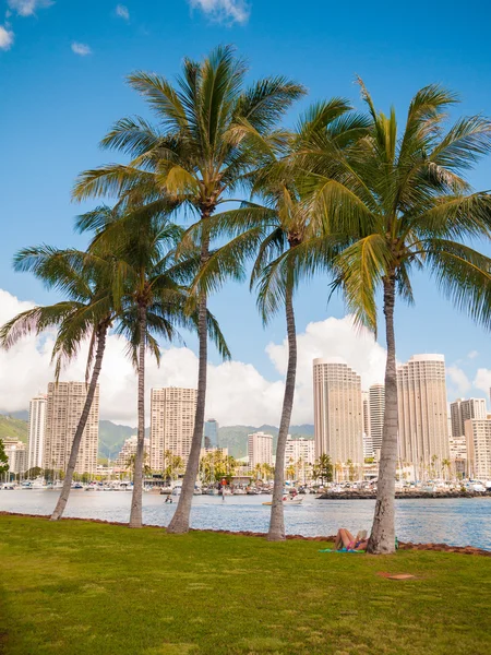 Vue du Yacht club Waikiki depuis le parc de la plage d'Ala Moana avec des bâtiments derrière — Photo