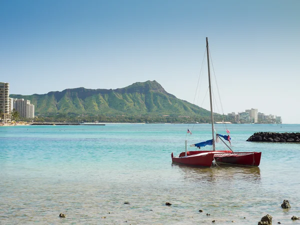 View of Waikiki beach and Daimond head mountain behind — Stock Photo, Image