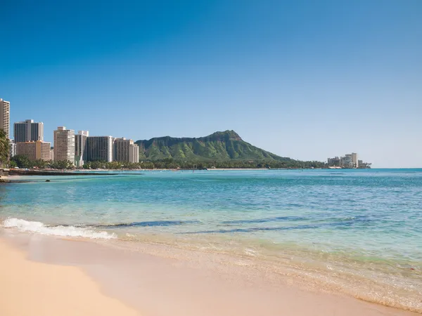 HONOLULU, HAWAII - FEB 2 : View of Waikiki beach and Daimond head mountain behind — Stock Photo, Image