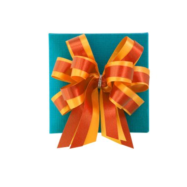 Saten yay ile yeşil hediye kutusu. izole kırpma yolu ile beyaz arka plan üzerinde