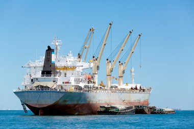 vinçli kargo gemisi