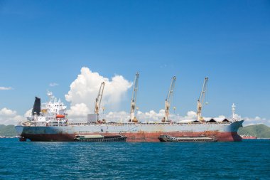 Kargo gemisi ile Vinçler