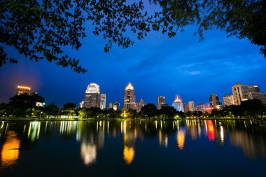 suanlum Parkı görünümünden gece Bangkok city