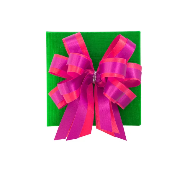 绿色礼品盒用缎弓。与剪切路径在白色背景上孤立 — 图库照片