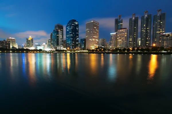 Vista noturna de Bangkok do lago Ratchada — Fotografia de Stock