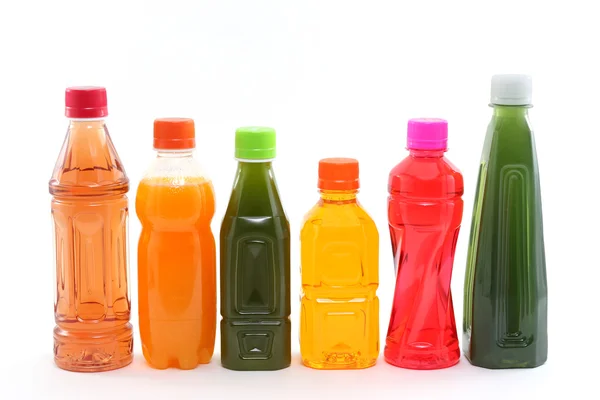 Пляшки фруктових соків на білому тлі — стокове фото