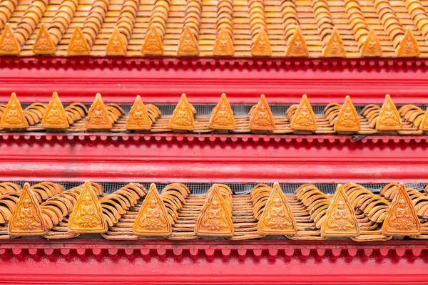 Socha dekorativní kořen dlaždice, chrám v Thajsku — Stock fotografie