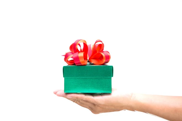 Groene geschenkdoos met rode strik op hand geïsoleerd op witte achtergrond — Stockfoto