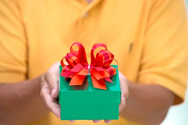 Caja de regalo verde en la mano — Foto de Stock