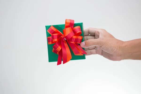 Groene giftdoos geïsoleerd op witte achtergrond — Stockfoto