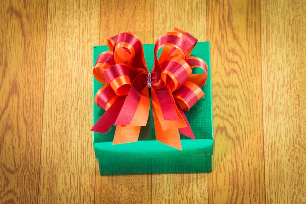 Caja de regalo verde en madera — Foto de Stock
