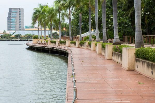 Loopbrug naast het meer in bangkok openbaar park — Stockfoto