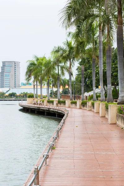 Walkway beside the lake in Bangkok public park — Stock Photo, Image