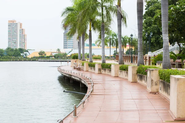 Walkway beside the lake in Bangkok public park — Stock Photo, Image