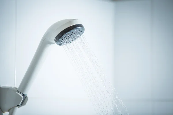 Douche met stromend water — Stockfoto