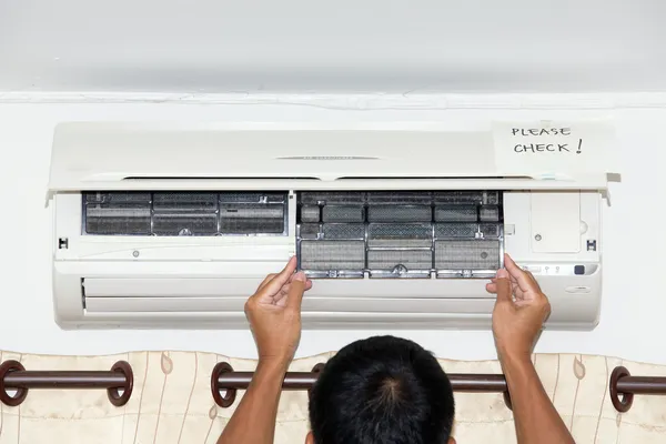 Checking air condition filter — Stock Photo, Image