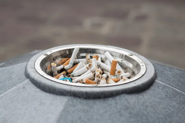 Cigaret a popelník — Stock fotografie