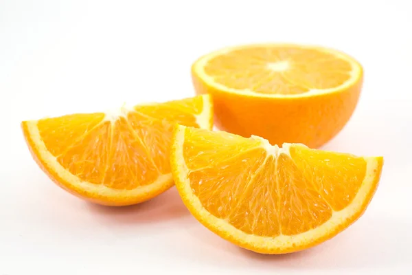Fetta d'arancia isolata su sfondo bianco — Foto Stock