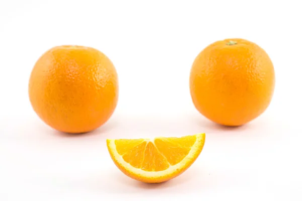 Tranche d'orange isolée sur blanc — Photo