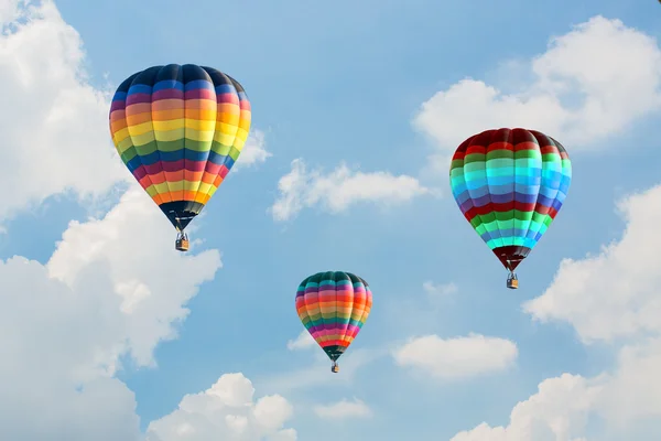 Kleurrijke hete lucht ballonnen op de blauwe hemel — Stockfoto