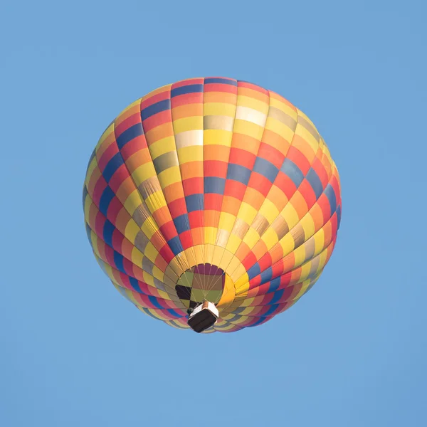 Des montgolfières colorées sur le ciel bleu — Photo