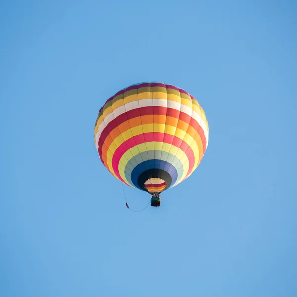 Kleurrijke hete lucht ballonnen op de blauwe hemel — Stockfoto