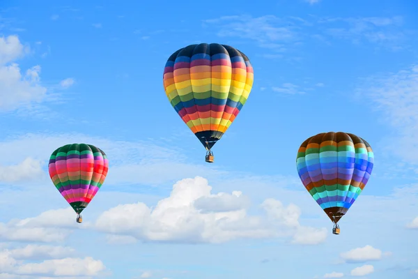 Balões de ar quente coloridos no céu azul — Fotografia de Stock