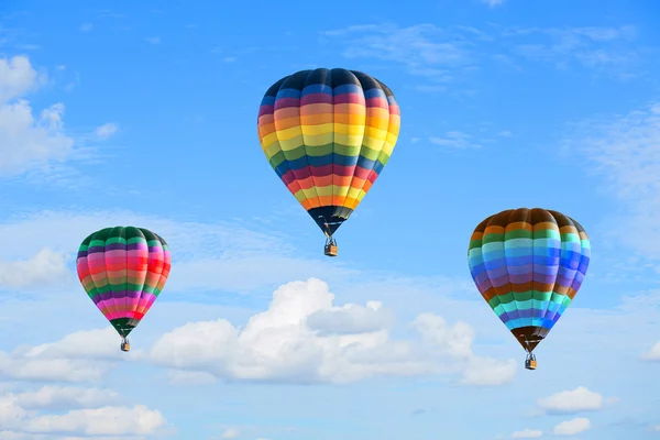 Mavi gökyüzü üzerinde renkli sıcak hava balonları