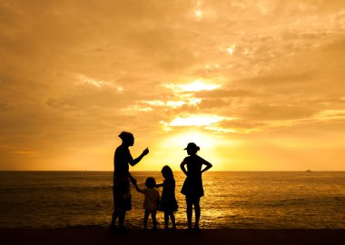 plajda aile silüeti