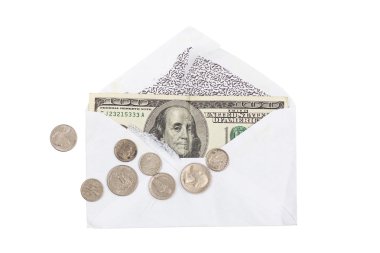 Açık zarf 100 dolarlık banknot ve madeni para ile