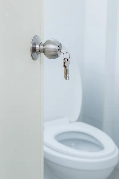 Kunci dengan gagang pintu toilet — Stok Foto