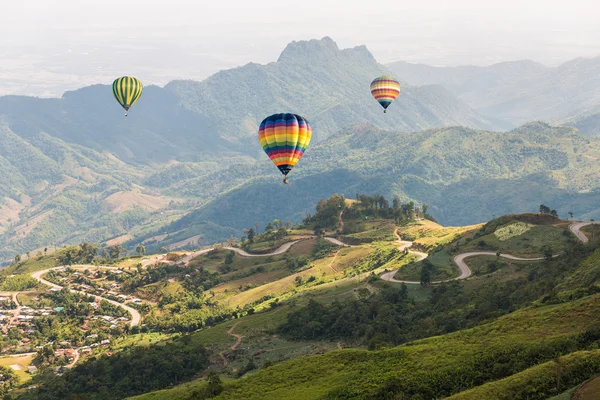 Dağın üzerinde renkli sıcak hava balonu — Stok fotoğraf