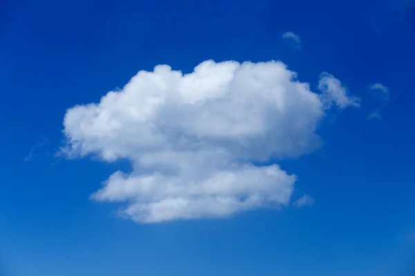 Nube con fondo azul del cielo —  Fotos de Stock