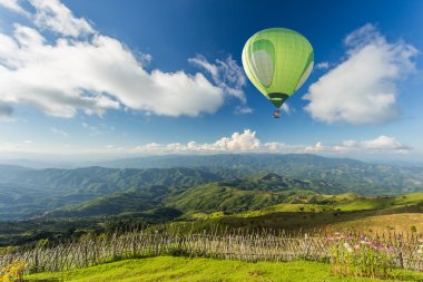 sıcak hava balonu dağın üzerinde