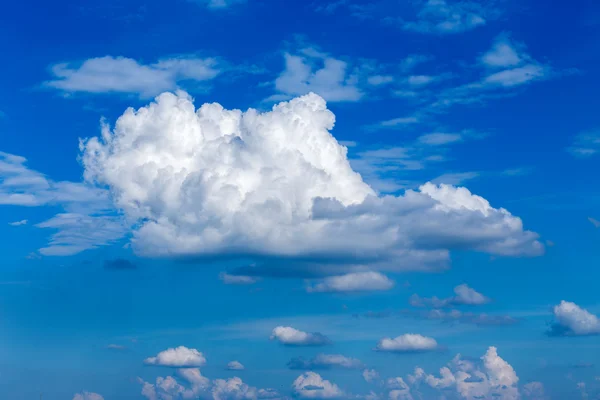 Paysage nuageux avec fond bleu ciel — Photo