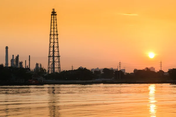 Refinería de petróleo al amanecer —  Fotos de Stock