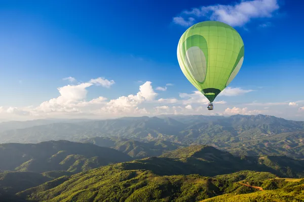 Colorido globo de aire caliente sobre la montaña — Foto de Stock