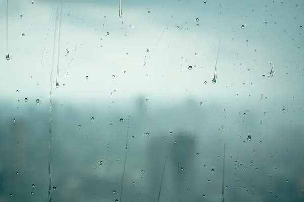 窓に雨が降り — ストック写真